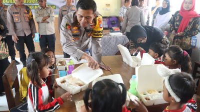 Polresta Sidoarjo Bagikan Makan Siang Bergizi untuk Pelajar TK dan SD