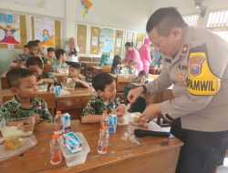 Polsek Gedangan Sidoarjo Bagikan Makanan Siang Bergizi di SDN Gemurung