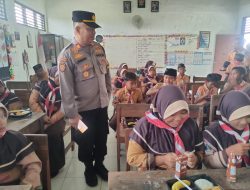 Polsek Tarik Bagikan Makan Siang Bergizi di SD Banjarwungu 2 Sidoarjo