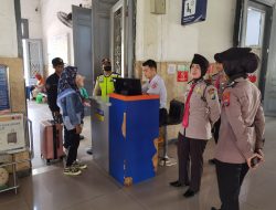 Polwan Polresta Sidoarjo Amankan Liburan Nataru di Obyek Vital