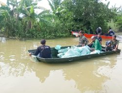 Semangat Juang Tak Kenal Lelah, Babinsa Kodim Bojonegoro dan Masyarakat Benahi Tanggul Jebol
