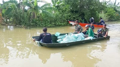 Semangat Juang Tak Kenal Lelah, Babinsa Kodim Bojonegoro dan Masyarakat Benahi Tanggul Jebol