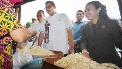 Pastikan Ketersediaan Kebutuhan Pokok Jelang Nataru, PJ Walikota Bersama Ketua DPRD Kota Mojokerto Sidak di Pasar Tanjung
