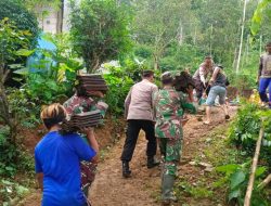 Tanah Longsor di Wonogiri, TNI Polri Bersihkan Material Longsoran