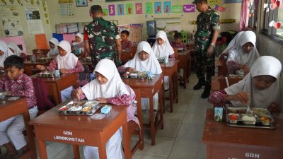 Uji Coba, Kodim Bojonegoro Bersama SPPG Taman Rajekwesi Distribusikan Ratusan Porsi Makan Sehat dan Bergizi