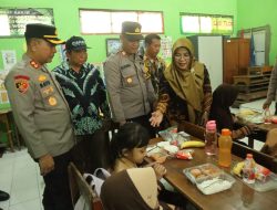 Wakapolresta Sidoarjo Bagikan Makan Siang Bergizi untuk Pelajar di Wonoayu