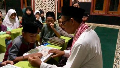 Antara Tugas dan Ibadah, Kisah Inspiratif Aiptu Maryono Polisi yang Juga Guru Ngaji