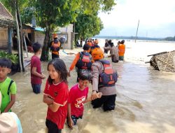 Banjir di Desa Papanrejo, Polres Grobogan Gunakan Perahu Karet untuk Evakuasi