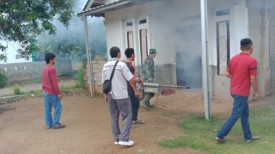 Cegah Penyebaran DBD, Kepala Desa Kalicinta Kotabumi Utara Melakukan Fogging