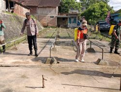 Cegah Penyebaran PMK, Polsek Girimarto Bersama Forkopimca Semprotkan Disinfektan di Pasar Hewan