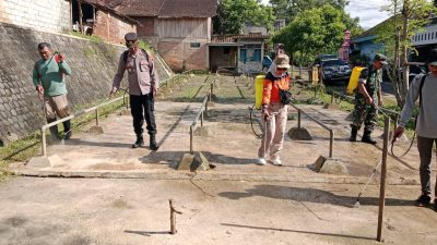 Cegah Penyebaran PMK, Polsek Girimarto Bersama Forkopimca Semprotkan Disinfektan di Pasar Hewan