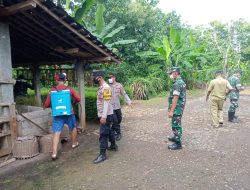 Cegah Penyebaran PMK, Polsek Ngadirojo Semprotkan Disinfektan di Kandang Ternak