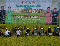Danrem 082/CPYJ Panen Raya Padi bersama Kelompok Tani Mulyorejo