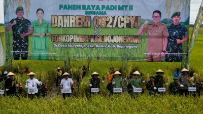 Danrem 082/CPYJ Panen Raya Padi bersama Kelompok Tani Mulyorejo