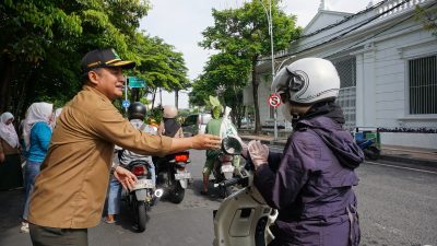 Dorong Partisipasi Masyarakat Tanam Pohon, Perhutani Divre Jatim Bagi Bibit Pohon 14.175 Plances
