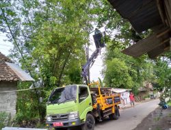 Gercep Petugas Dishub Bondowoso Perbaiki Lampu PJU yang Mati
