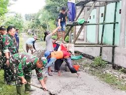 Anggota Koramil 03/Balen Kodim 0813 Bojonegoro Karya Bakti Cor Atap Musholla bersama Warga Desa Lengkong
