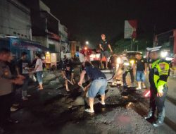 Polisi dan Relawan Bersinergi: Perbaiki Jalan Rusak Demi Keselamatan Pengendara di Pasar Krian