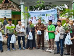Perhutani Bondowoso, Kajari dan IIK Berikan Bantuan Bibit Gratis Dalam Rangka Penyelamatan Bumi dan Sedekah Oksigen