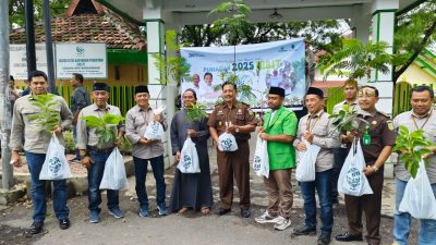 Perhutani Bondowoso, Kajari dan IIK Berikan Bantuan Bibit Gratis Dalam Rangka Penyelamatan Bumi dan Sedekah Oksigen