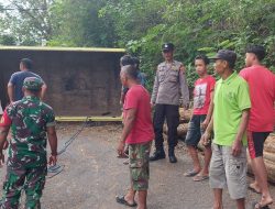 Gotong Royong Evakuasi Truk Terguling di Hutan Tunggangan