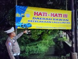 Polisi Pasang Banner Himbauan Rawan Kecelakaan Lalu Lintas di Jalan Raya Trosobo