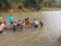 Polisi dan Warga Bantu Seberangkan Anak Sekolah di Jember Gunakan Rakit Bambu Akibat Jembatan Putus