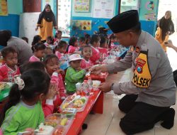 Polres Jember Berbagi Makanan Bergizi di Jumat Berkah Pelajar Jadi Sumringah