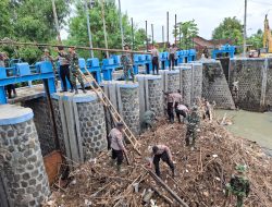 Polres Sukoharjo Bersinergi Bersihkan Bendungan Bengawan Solo