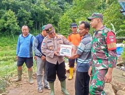 Polri Peduli, Polsek Batuwarno Kerja Bakti dan Berikan Sembako kepada Korban Longsor