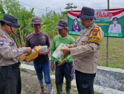 Polsek Balongbendo Serahkan Pupuk untuk Tanaman Jagung ke Masyarakat
