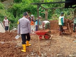 Polsek Batuwarno Baksos dan Kerja Bakti Bersihkan Material Longsor di Desa Ronggojati