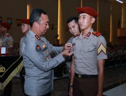 Kadivhumas Polri Berikan Pin Brivet Kepada 10 Taruna Akpol Dengan Nilai Sertifikasi Kehumasan Terbaik