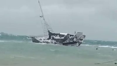 Kapal Yacht Asal Australia Terdampar di Perairan Sumenep