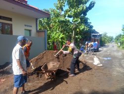 Anggota Polsek Krembung Kerja Bakti Bersama Warga Renovasi Mushola