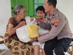 Bhabinkamtibmas Polsek Tulangan Ajarkan Putrinya Peduli Sesama