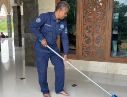 Dedikasi Tanpa Batas, Aiptu Suwarjo 15 Tahun Mengabdi sebagai Marbot Masjid