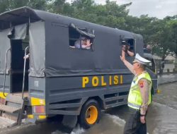 Demi Keselamatan Pengguna Jalan, Polisi Basah Kuyup Atur Arus Lalin di Tengah Banjir