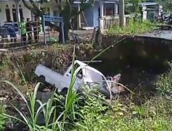 Diduga Kurang Waspada, Mobil Pikap Nyungsep ke Sungai