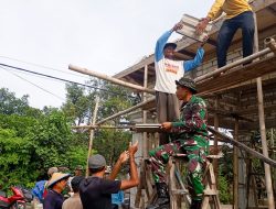 Babinsa Koramil Bubulan Bojonegoro bantu Warga Ngorogunung Pasang Genteng Rumah