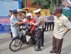 Gelar Operasi Keselamatan Semeru 2025, Polres Madiun Bagikan Helm Serta Bingkisan Bagi Pengendara yang Tertib
