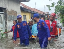 Gerak Cepat, Ditpolairud Polda Jateng Tanggap Bencana Banjir di Pekalongan