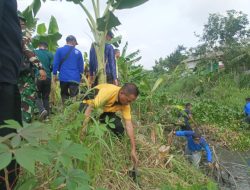 Forkopimka Krian Gotong Royong Bersihkan Aliran Sungai Junwangi
