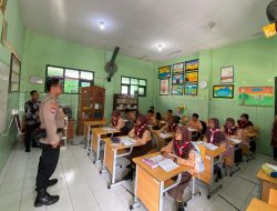 Kanit Binmas Polsek Krembung Edukasi Bahaya Perundungan ke Pelajar
