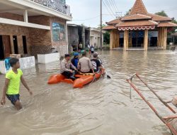 Kapolsek Krian Tinjau Banjir Luapan Sungai Mas di Desa Barengkrajan