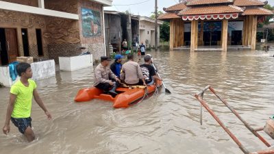 Kapolsek Krian Tinjau Banjir Luapan Sungai Mas di Desa Barengkrajan