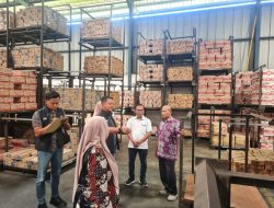 Pastikan Stok Bapok Jelang Ramadhan Aman, Satreskrim Polres Bojonegoro dan TPID Lakukan Sidak Distributor
