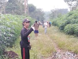 Peduli Mejaga Kebersihan Lingkungan, Kepala Desa Ujan Mas Yuliyanti Ajak Masyarakat Desa Gotong-Royong di Jumat Bersih