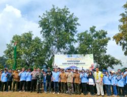 Perhutani Bersama Jajaran Instansi dan Forkopimka Kecamatan Kare Melakukan Penanaman Pohon di Hutan