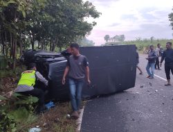 Polisi Olah TKP Lakalantas Motor Vs Mobil di Pracimantoro